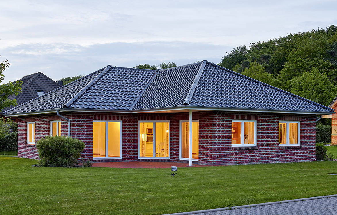 Winkelbungalow mit einer Terrasse in der äußeren Ansicht in der Nähe von Stade (Hamburg) - ca. 130m²