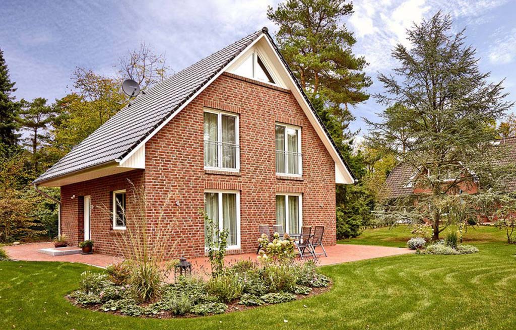 Familienhaus 108s Seitenansicht mit Terrasse und Haustür