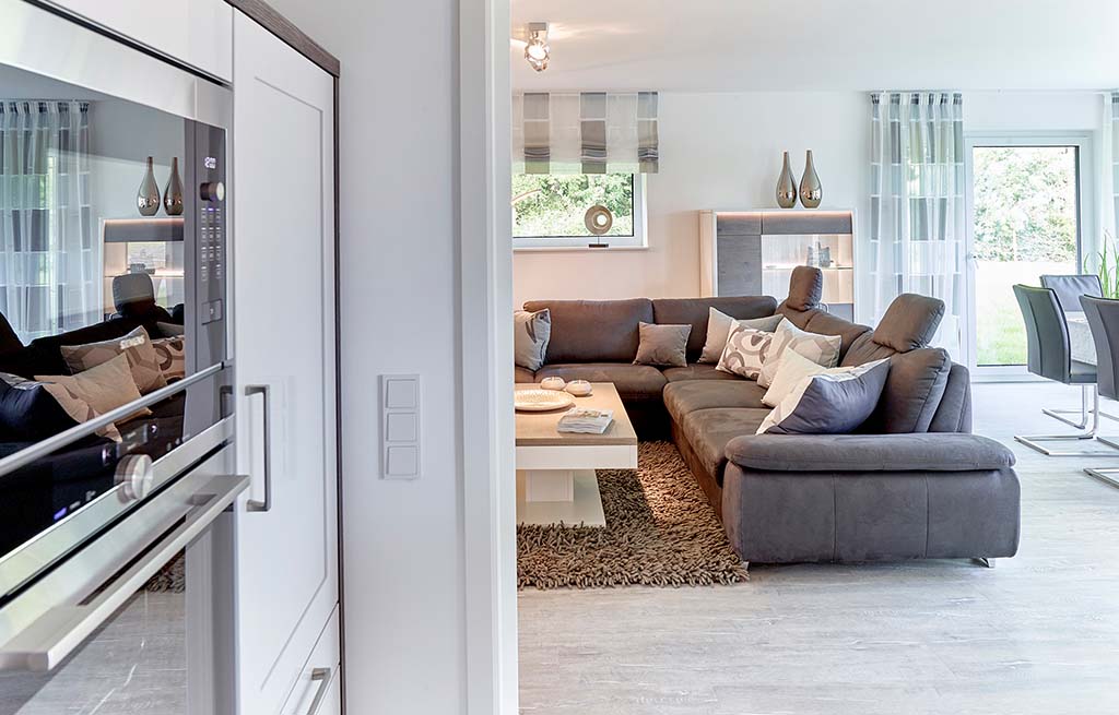 Bungalow 155w Blick aus moderner Küche ins Wohnzimmer