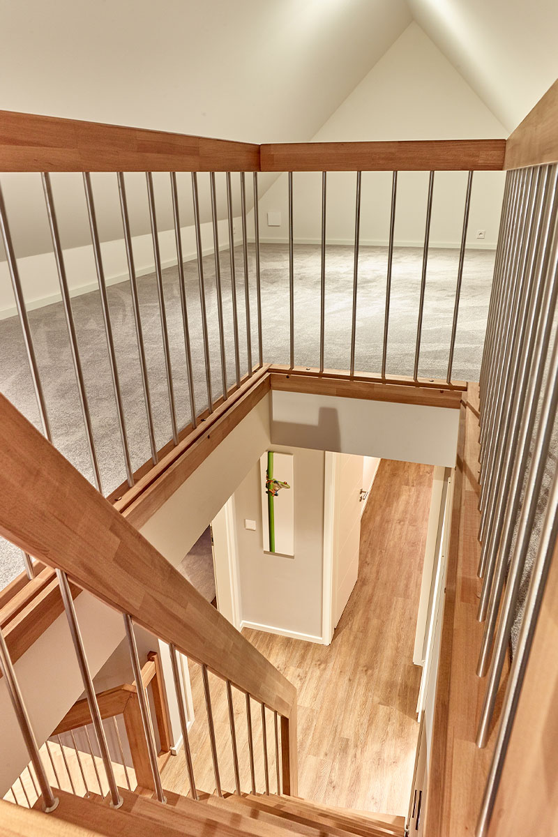 Ausbau des Dachbodens eines Bungalows - Zugang über eine helle Holztreppe - in der Nähe von Hamburg