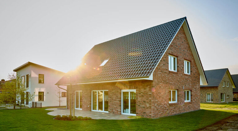 Das Musterhaus Goldstück im Sonnenuntergang im Musterhauspark Mittelstädt – eines von sechs wohnfertigen Musterhäusern, welches Sie im Musterhauspark ganz nah bei Hamburg und Stade erwartet.