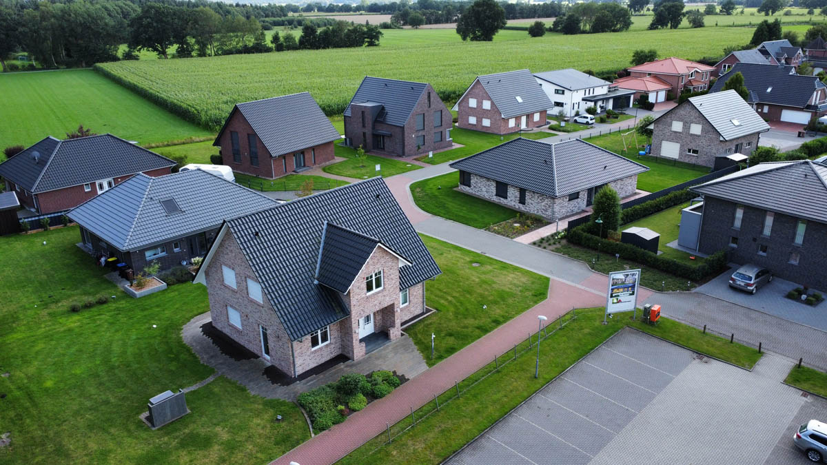 Eine Luftaufnahme des Mittelstädt Musterhausparks – Musterhäuser besichtigen in Himmelpforten nahe Hamburg und Stade.