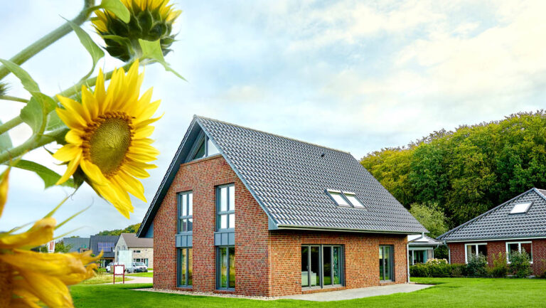 Aufnahme des Familienhaus 149 S von Außen – eines der wohnfertigen Musterhäuser, welches Sie im Musterhauspark von Mittelstädt ganz nah bei Hamburg und Stade erwartet.